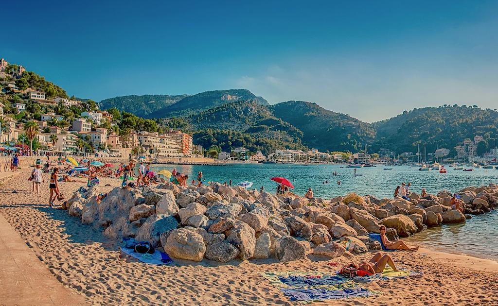 DeDays4's tweet photo. Another sightseeing post for the Mallorca fans among the #DeDays2019 attendees.
Today: Port de Sóller, a natural port ⚓️🚤🛥️⛵️ on the west coast within the Sierra de Tramuntana ⛰️. It is located at about 3 km from the town of Sóller to which it is connected via a tram). https://t.co/BSsd4eyuLI