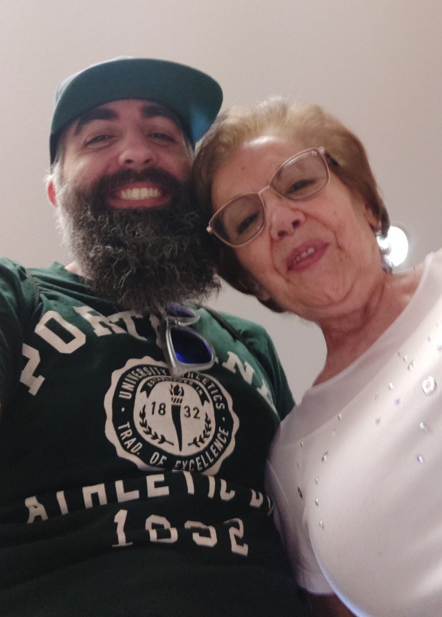 Aluche83's tweet image. Anoche (y puede que esta noche) hay #streamoff, que están operando a la madre y hay que cuidarla.

Tranquis, nada grave por suerte. Os iré contando guapos y guapas. 

#AlucheMama