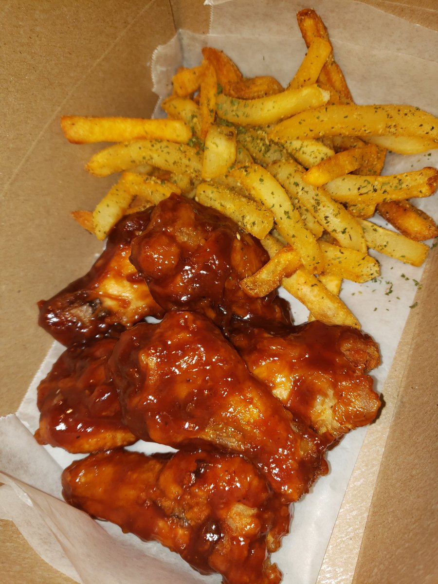 Marcosmashups's tweet photo. Last night I did Wings, Parmesan Fries, and Red  Velvet Brownies‼
Flavors:
- Parmesan Garlic
- Honey BBQ https://t.co/iCoHafhZBr