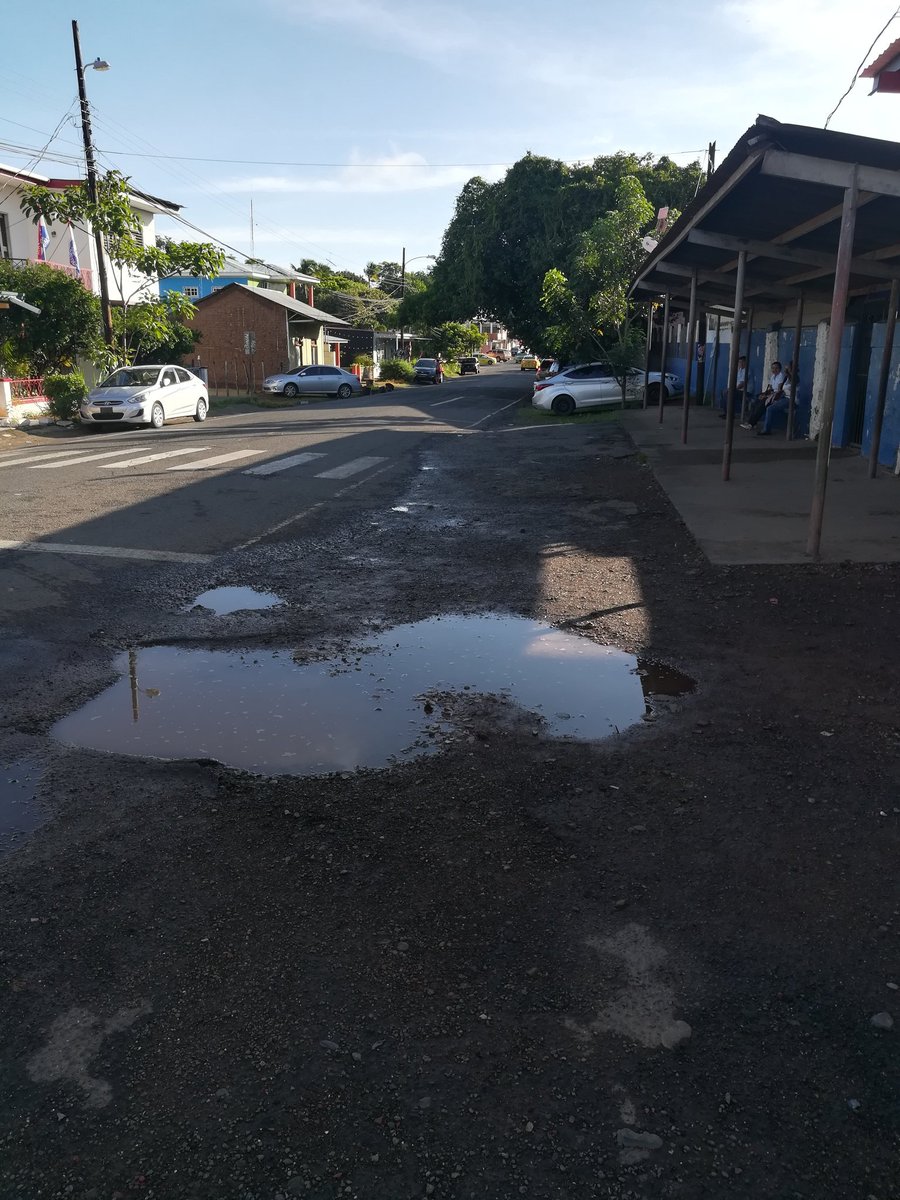 <a href="/vcardenas_0185/">Vladimir Cárdenas V.</a> reporta que en la calle frente a la escuela Tomás Herrera del distrito de Chitré hay un hueco que no ha sido reparado por el <a href="/MOPdePanama/">MOPdePanama</a>