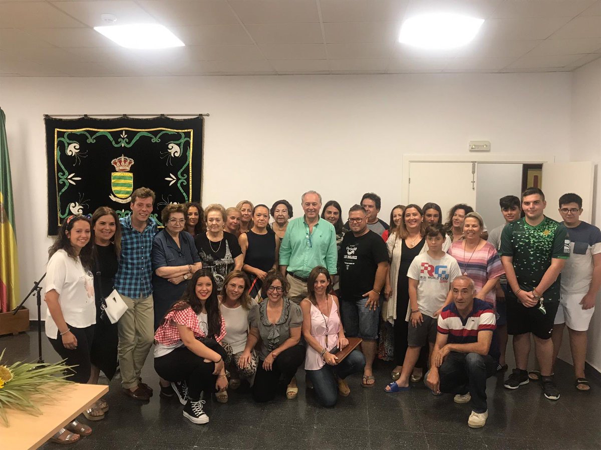 JOSEMANUELSOTO1's tweet photo. Con los amigos d #LosMolares esta mañana presentando concierto de 27 d Julio. Mucho cariño y simpatía en este pequeño pueblo andaluz. Alcalde del PP con equipo joven d todos los partidos, todos trabajando en armonía por su pueblo, un verdadero ejemplo d lo q debe ser la política https://t.co/y2XN50zqXW