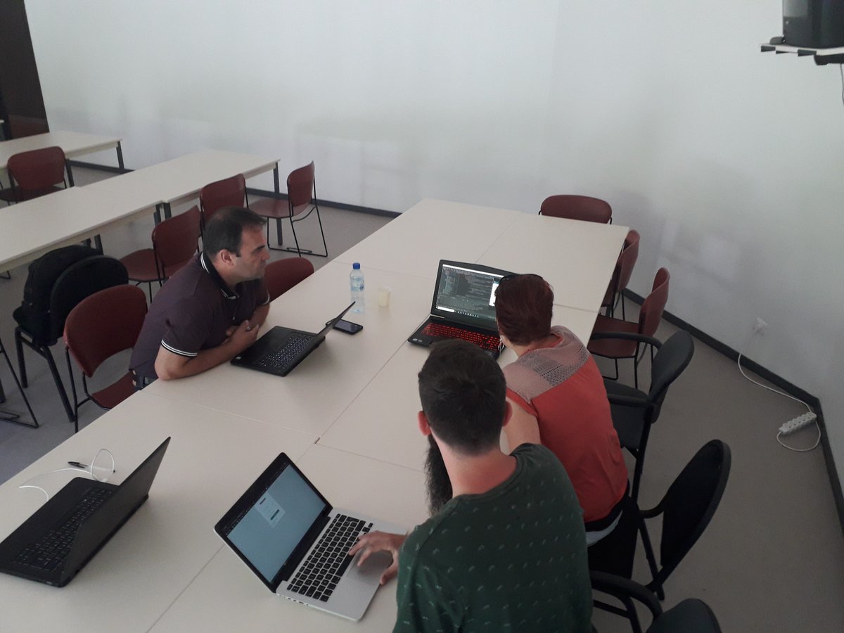 Edycem_Beton's tweet photo. [#UXPERIMENT] Déjà 1 semaine que le #workshop a commencé ! Aujourd'hui, deuxième session de questions/réponses. Échange et motivation sont toujours présents ! 👨‍💻👩‍💻 #dernièrelignedroite https://t.co/isMxfOFlQO