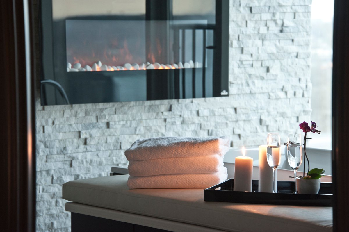 NiagaraFallsSpa's tweet photo. Enjoy our Hydrotherapy Infinity tub in a luxurious space with a spectacular view of both the American and Horseshoe Falls. Our Infinity tub represents a unique oasis unlike anything you’ve experienced before ✨
.
#FallsviewSpa #NiagaraFallsSpa
.
https://t.co/yrdg1RWOXI https://t.co/0eRzEYm2gc