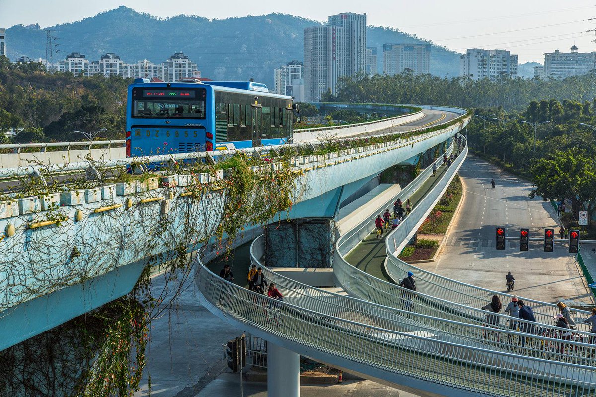 SansiriPLC's tweet image. #Design ชวนดู Xiamen Bicycle Skyway ทางจักรยานลอยฟ้ายาว 7.6 ก.ม. ในเมืองเซี่ยเหมิน ประเทศจีนที่เชื่อมต่อ 5 ย่านที่อยู่อาศัยและ 3 ย่านธุรกิจเข้าด้วยกัน ทั้งแก้ปัญหาการจราจร ปัญหาสิ่งแวดล้อม พร้อมส่งเสริมสุขภาพของคนเมืองด้วยค่ะ bit.ly/2LKPpsf credit: @CRTCITIZEN #Sansiri