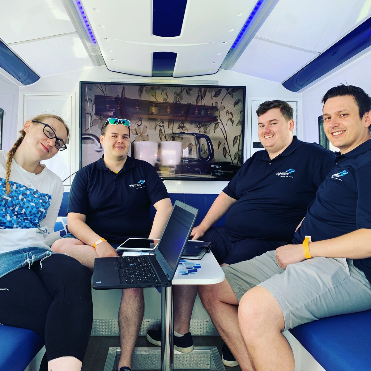 WightFibre's tweet photo. Here are some of our lovely Customer Services team on the brand new WightFibre store. We pride ourselves on giving the best service to all our customers #BecauseWeCare #CustomerService #FastestIW you can reach our team by calling 01983242424 or popping in to our office in Cowes🙏🏼 https://t.co/brcE4ZcXvg