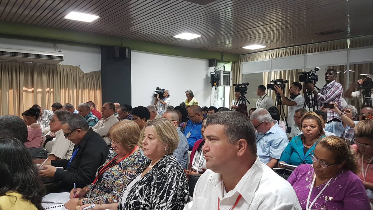 Con la presencia de <a href="/DiazCanelB/">Miguel Díaz-Canel Bermúdez</a> y #EstebanLazo, diputados y diputadas inician este #8Julio los debates en comisiones de trabajo desde el Palacio de Convenciones. Asisten representantes de órganos y organismos, así como medios de comunicación acreditados 🇨🇺#PoderPopular