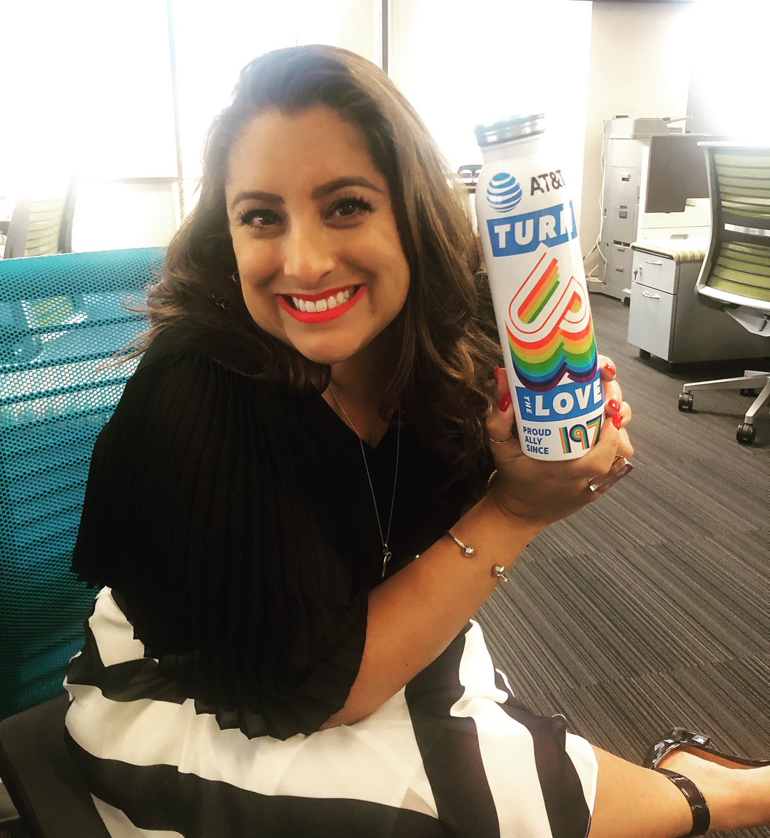 jmartinez1226's tweet photo. BIG SHOUT OUT to the @attmichiganave store for hookin’ me up with this fab water bottle no one else has @ HQ! #LifeAtATT #attpride https://t.co/XkGZ0qJemN