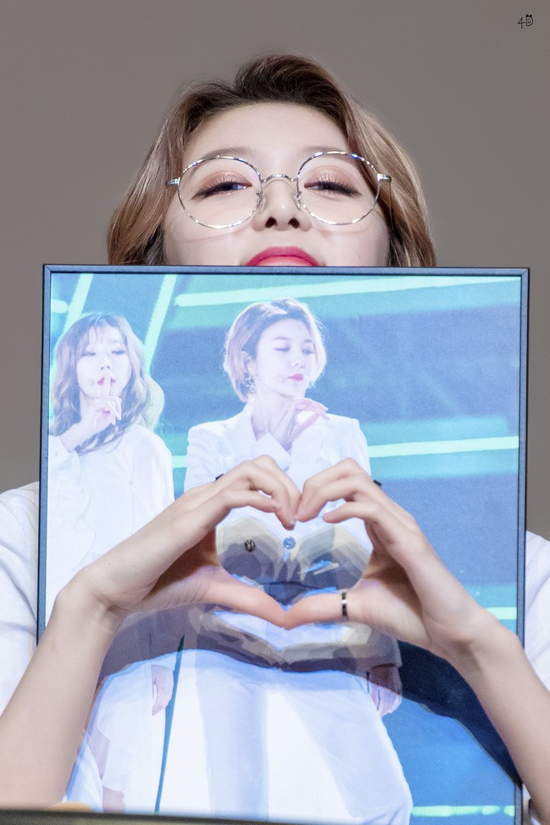 DAMI_0307's tweet photo. 190308 CTS홀 팬싸인회
하트를 반으로 나누면
하트가 2개!
#다미 #DAMI #ダミ #드림캐쳐 #Dreamcatcher #ドリームキャッチャー https://t.co/BvcGASwM6z