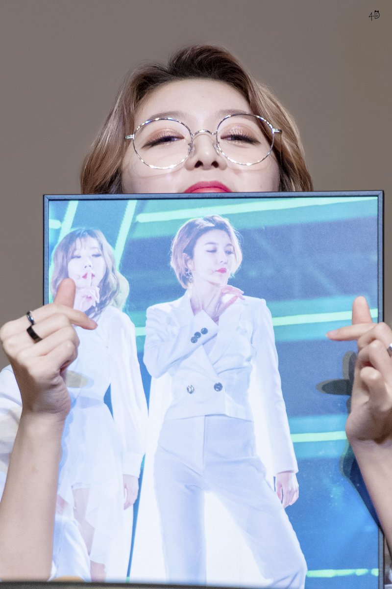 DAMI_0307's tweet photo. 190308 CTS홀 팬싸인회
하트를 반으로 나누면
하트가 2개!
#다미 #DAMI #ダミ #드림캐쳐 #Dreamcatcher #ドリームキャッチャー https://t.co/BvcGASwM6z