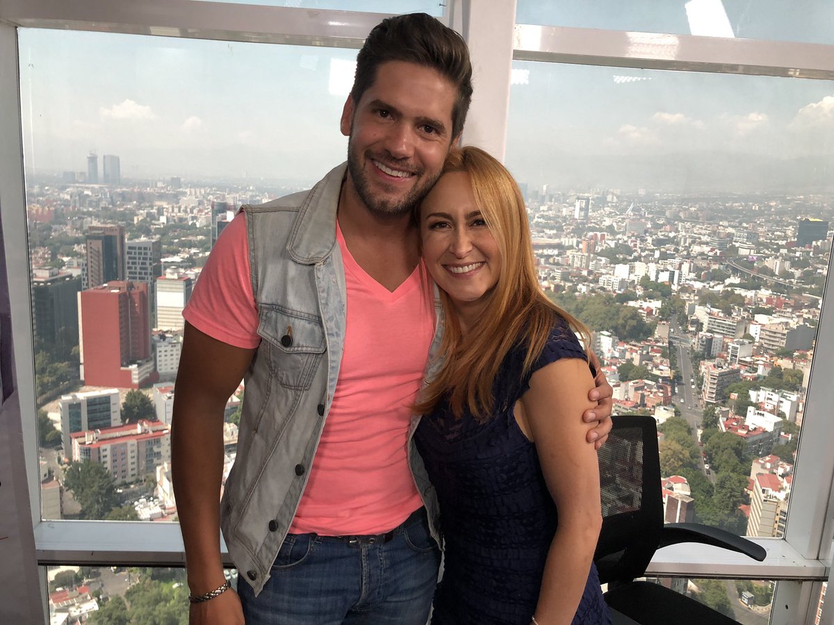 DoreFerriz's tweet photo. Que divertidas son las pláticas con Luis Knapp @CentralFM_ #yallegodore @knappmusic https://t.co/V6CSpGHMiP