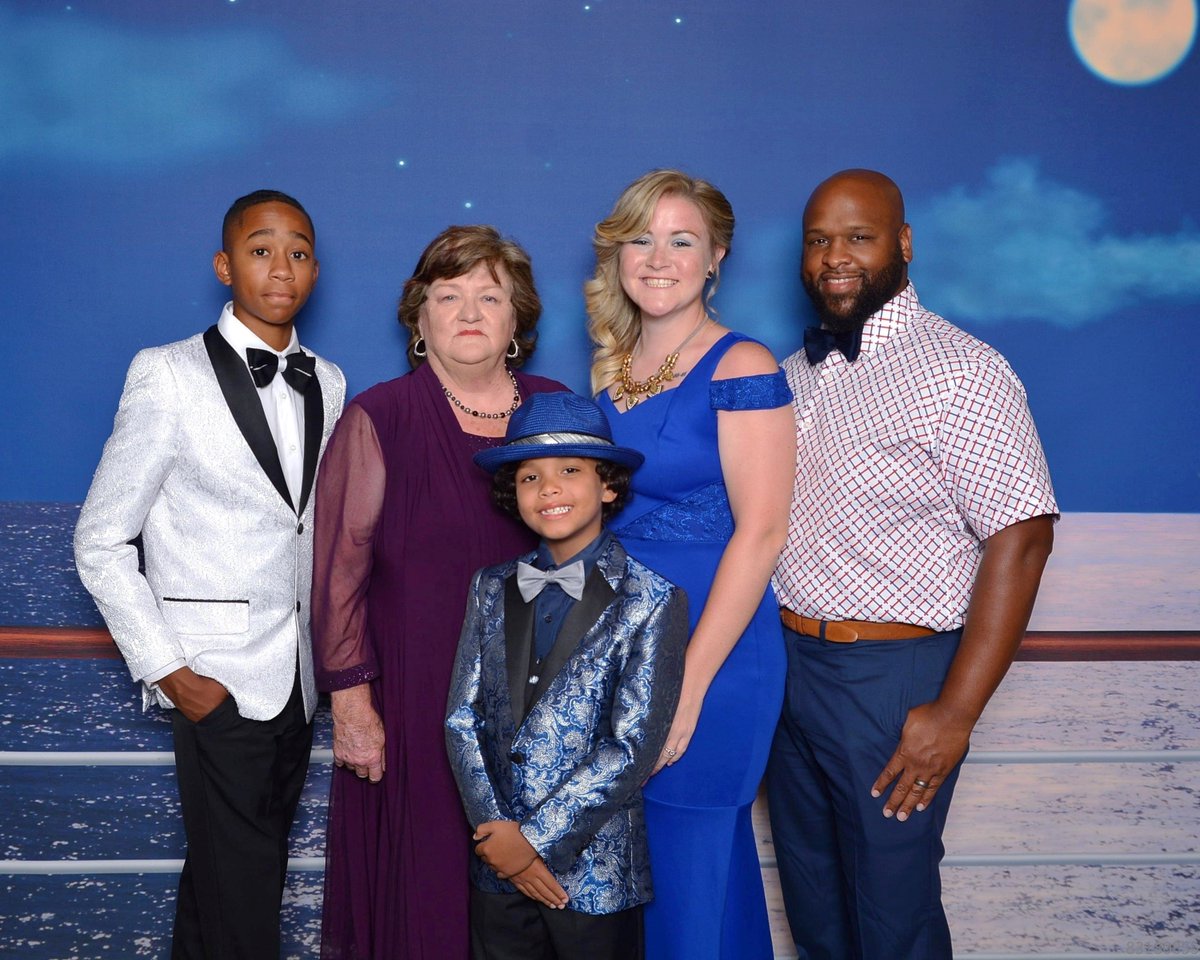GoWithGinger's tweet image. Nothing like a formal #portrait when you have the #multigen family together!  Good Job @RoyalCaribbean Harmony of the Seas!  The Stephens family had a great time!