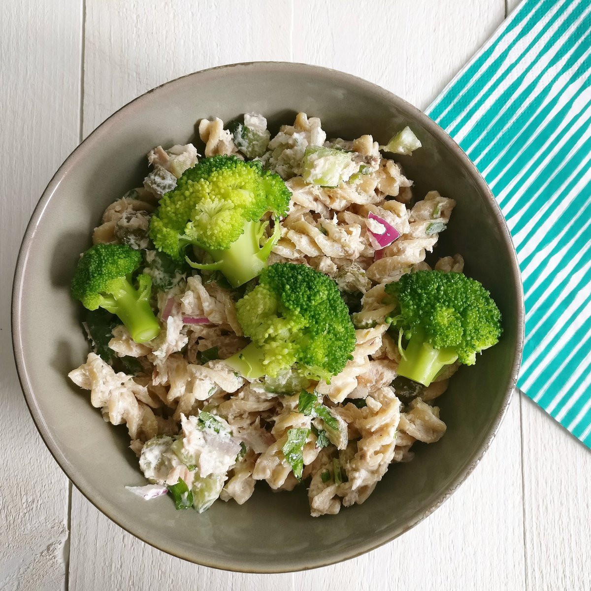 Op warme dagen zijn makkelijke maaltijden meer dan welkom. Deze zomerse pastasalade is er zo eentje. Lekker met een fris bier erbij zoals; een saison, (bitter) blond of (0.0) pilsener. #cheerstothesummer bierliefde.nl/zomerse-pastas…