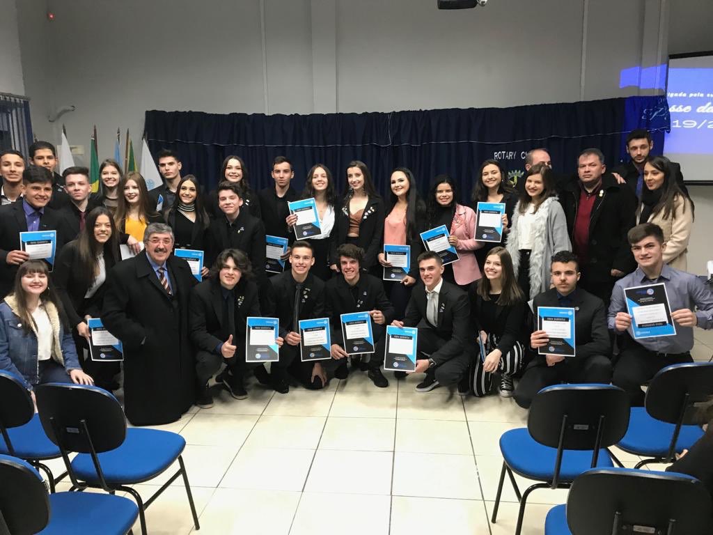 InteractSAS's tweet photo. Na noite do dia 06/07/2019, ocorreu a posse dos novos sócios e da nova diretoria do Interact Club de Santo Antônio do Sudoeste referente à gestão de 2019/2020.
Juntos nós fomos a inspiração e agora iremos conectar o mundo! 💛💙🌎 https://t.co/anqoGnXfmg