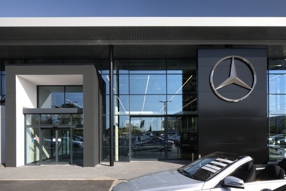 Senior_Systems's tweet photo. Our comprehensive range of aluminium fenestration solutions includes high performance doors, curtain walling and shop front glazing systems, all ideal for a variety of retail and commercial applications. #SeniorDelivers #ProductChoice https://t.co/UYhpRhPpqz