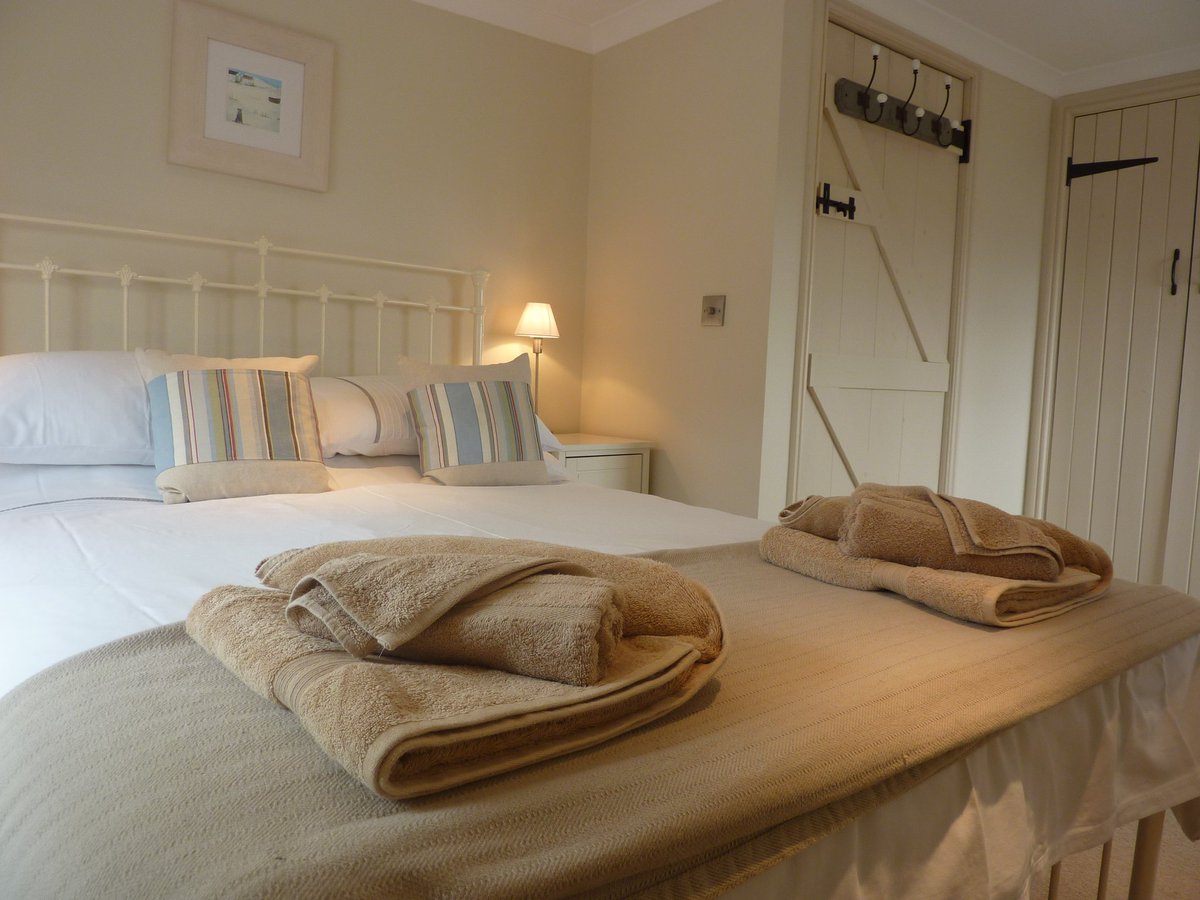 Cornish Cottages tweet media