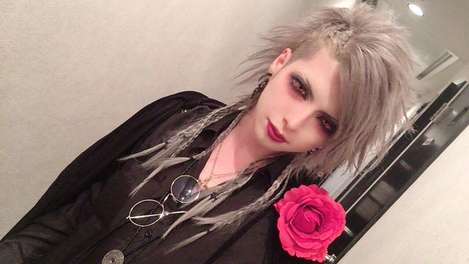 今宵は魔界劇団ネキュラ主催、 "魔女と赤子と不思議の国へ"起こしの 紳士並びに淑女諸君、御来場どうもありがとう🎩✨  見よ！これが 銀髪襟足だーくきるしゅたいんだ👁&zwj;🗨！！！  VAMPIRE ROSE様、GLORIA様、L-THE