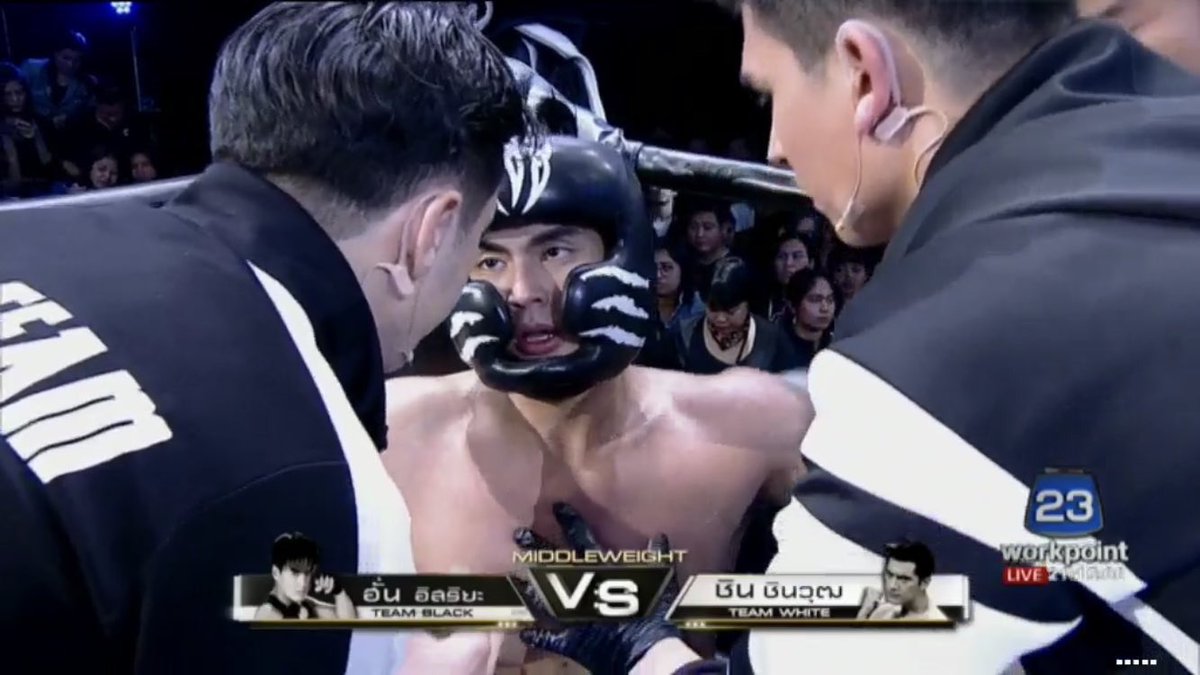 UnderbedDara's tweet photo. สับสนนะ พี่ฮั่นมะกี้ต่อยมวย #10fight10 อยู่ดีๆ มาแต่งหญิงขึ้นโชว์ต่อที่ #พยัคฆ์ร้ายสายสลับep3 

หมดกันภาพความโหดบนเวทีมะกี้55555 https://t.co/WfMqZ6MbBO