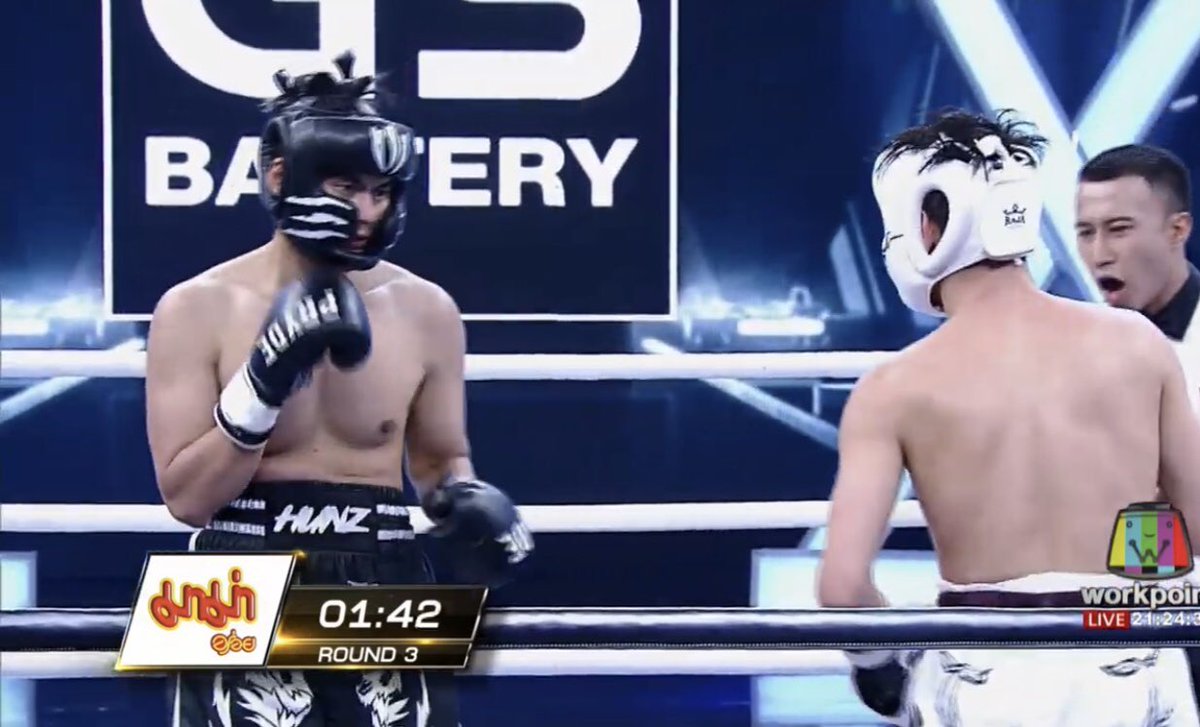 UnderbedDara's tweet photo. สับสนนะ พี่ฮั่นมะกี้ต่อยมวย #10fight10 อยู่ดีๆ มาแต่งหญิงขึ้นโชว์ต่อที่ #พยัคฆ์ร้ายสายสลับep3 

หมดกันภาพความโหดบนเวทีมะกี้55555 https://t.co/WfMqZ6MbBO