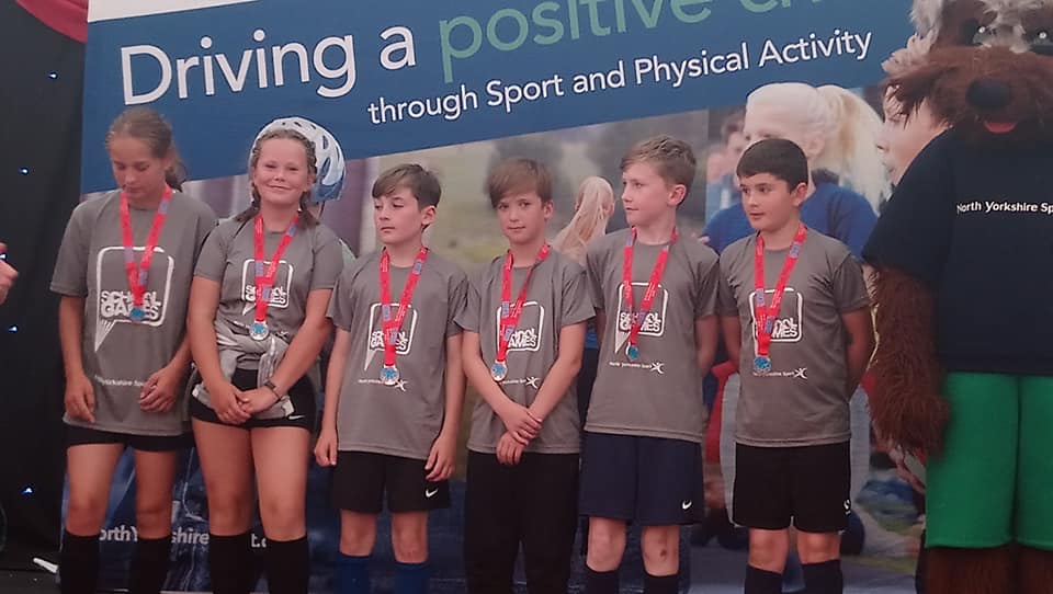 StakesbyAcademy's tweet photo. 🥉 Bronze medal winners! 🥉 In our final competitive event of the year, this group took third place in the hockey county finals. Well done everyone, and special thanks to the parents and siblings who were up early on a Sunday!
Thanks also to @MissERobson1 for her time and effort. https://t.co/CnQHrVBcJ2