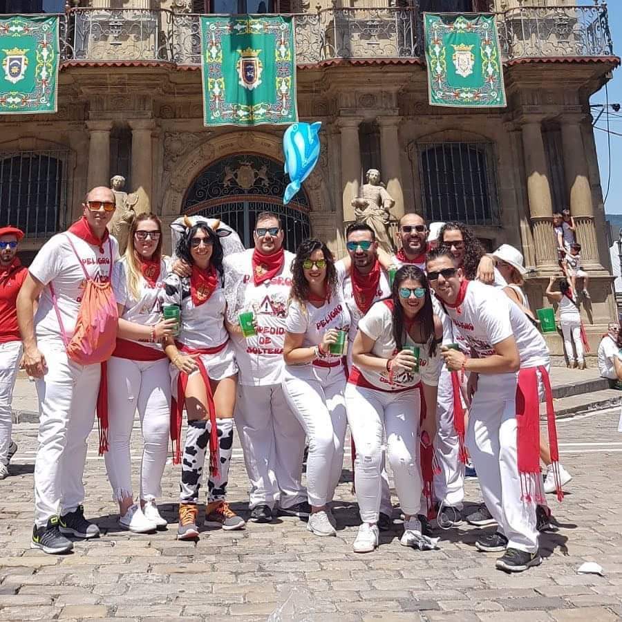 9caroldelgado's tweet photo. Mis amigos han decidido hacer la despedida de soltera en San Fermines!
Soy la vaca🤦‍♀️
#zapeando1405 https://t.co/2Y0clRn4sH