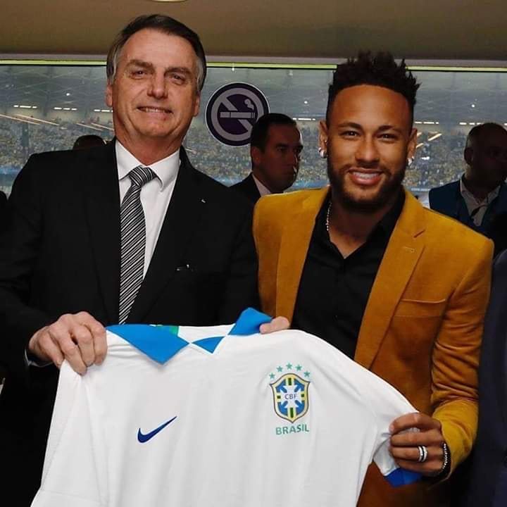 De um lado temos um que não faz nada
pelo Brasil e do outro lado também KKKKKKKKK