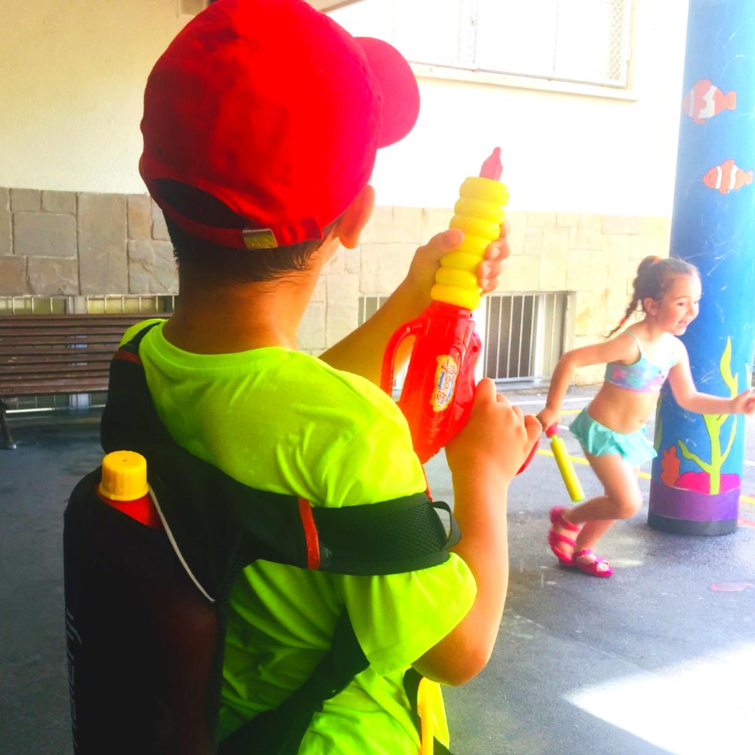 somvalors's tweet photo. Is this gun similar to yours, Jar Vik? 👽
English Summer Camp 2019 Natzaret Esplugues! 😎

#testiumolt #casalsestiu #somvalors #JarVik #casalsvalors19 #EnglishSummerCamp https://t.co/aQsz4B06VM
