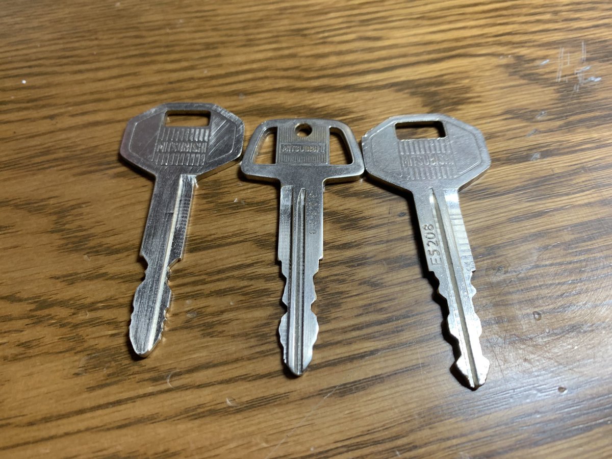 でーそん Cs系 合鍵屋で作るとまた違ってくるのでしょうね 左は三菱純正ですが右はオートバックスで作ったものだと思います でーそん Cs系 合鍵屋で作るとまた違ってくるのでしょうね 左は三菱純正ですが右はオートバックスで作ったものだと思います