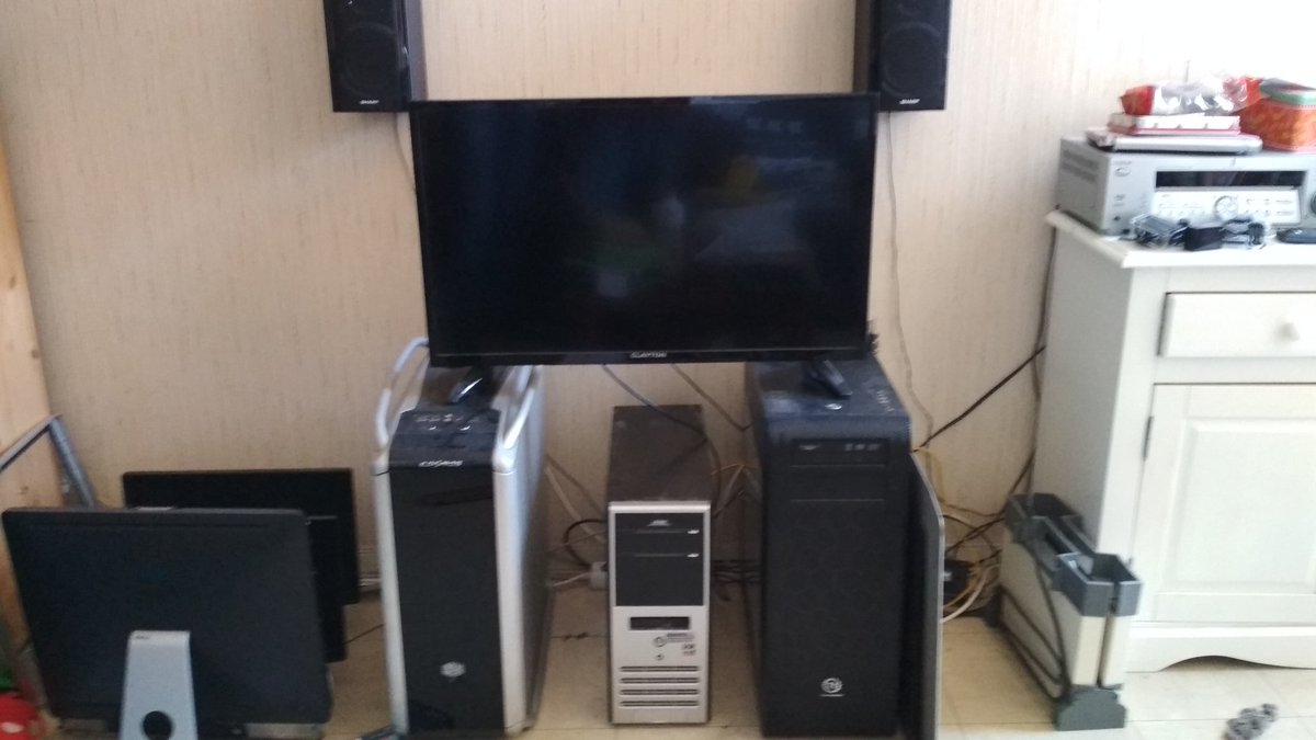 ElectronikHeart's tweet photo. Je commence à jeter des meubles qui ont clairement fait leurs temps.
Du coup allez hop le meuble TV de merde!
En attendant de partir, ça sera une installation... Hum... Particulière ! https://t.co/3qtNBxgPX2