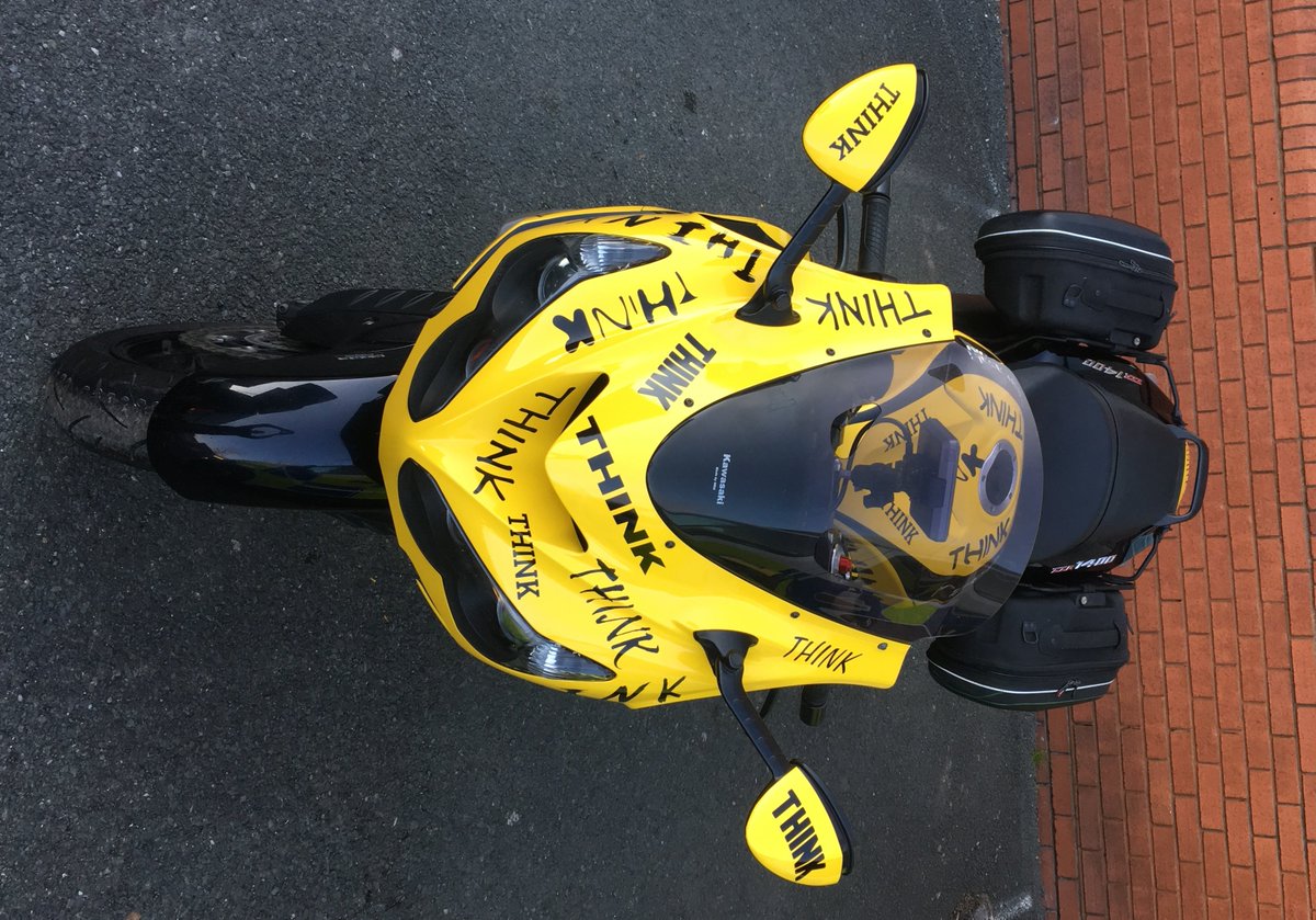 WMerciaPolice's tweet photo. As the summer continues and hopefully we get some more good weather โ๏ธ @EveshamCops are thanking motorbike riders ๐on Fish Hill, #Broadway for taking note of the safety advice & keeping their speed down.#ridesafely #keeptothelimit #thankyou #sharetheroad https://t.co/dq6U3Qhw2p https://t.co/JR9fBnlbUz