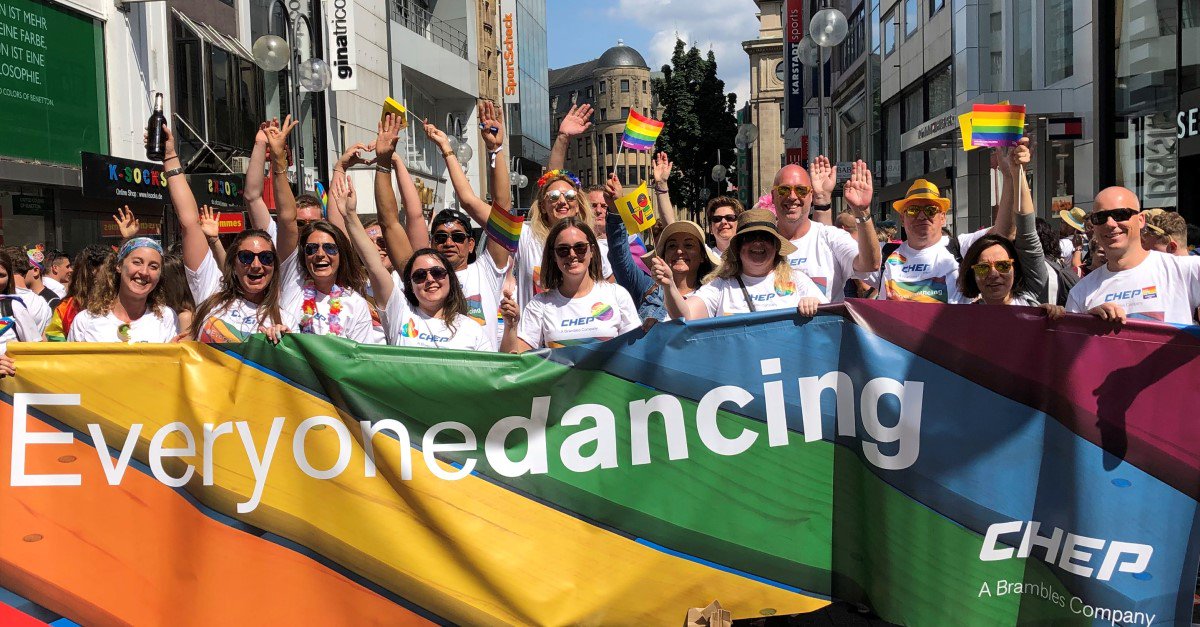 CHEP_CH's tweet photo. Am #PrideDay und an jedem anderen Tag laden wir Menschen nicht nur zur Party ein. Wir fordern sie zum Tanz auf! So feierte CHEP Deutschland gestern #LGTBI #Inklusion und #Vielfalt in Köln. #EveryoneDancing #LoveisLove #ColognePride #CSDKöln https://t.co/jlNZlvjdGZ