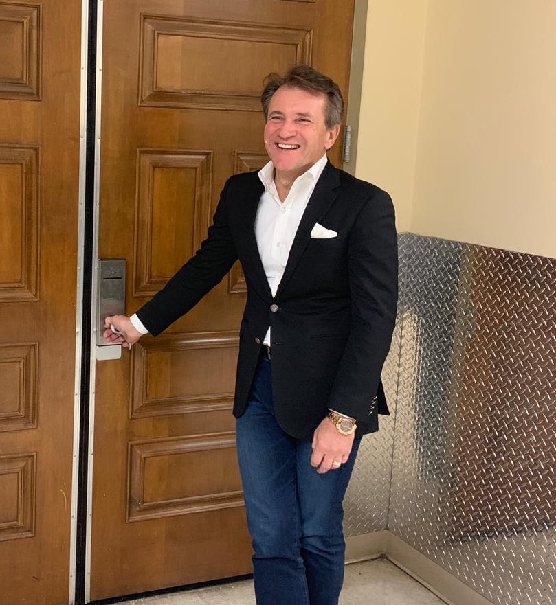 robertherjavec's tweet photo. Have a senseless belief in your idea &amp; yourself - almost to the point of being delusional. Remember that everyone has advice but no one knows what you have to go through to start , grow &amp; scale a business ! Trust your gut and go for it ! #mondaymotivation https://t.co/NDyAC38TeV