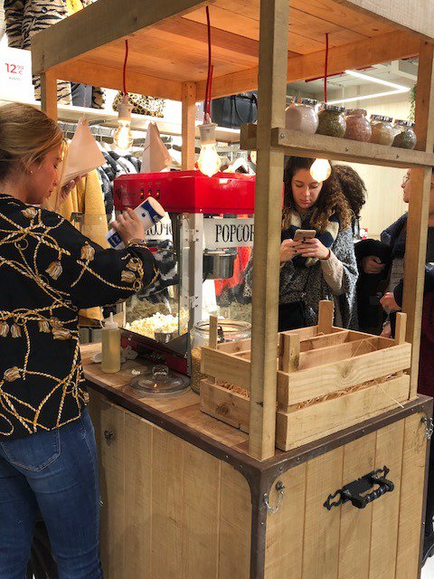 snackcarbcn's tweet photo. ¿No te parece genial #irdecompras y comerte unas #palomitas 🍿entre prueba y prueba de #vestido?
¡En @stradivarius lo tienen claro!
@snackcarbcn @agenciateam_azafatas #opennight #carritosparaeventos #carritosdepalomitas #eventos #comprarropa #rebajas #satisfaccion #placer https://t.co/1XUplFlbjC