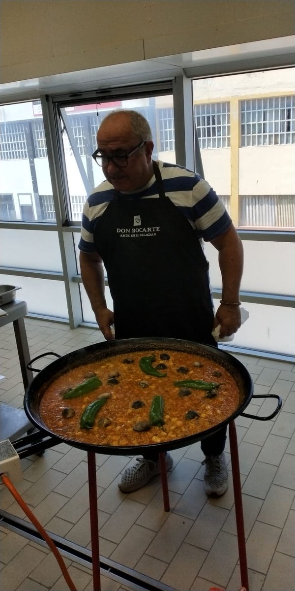 En <a href="/donbocarte/">Don Bocarte</a> ha estado Lolo de <a href="/SocarratNYC/">Socarrat Paella Bar🥘</a> , y nos ha preparado una de sus increíbles paellas con productos locales.
