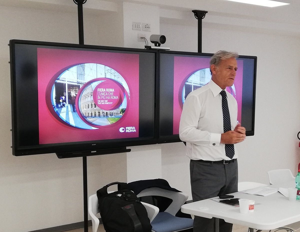 Comunica_Media's tweet photo. Un grande #ringraziamento a @PietrPiccinetti per il suo intervento di oggi al corso di #formazione organizzato da @CaspFerpi,
"#Event Management. Quando i #brand costruiscono gli eventi" 👏
#EventingFerpi https://t.co/Ny19sEyaC8