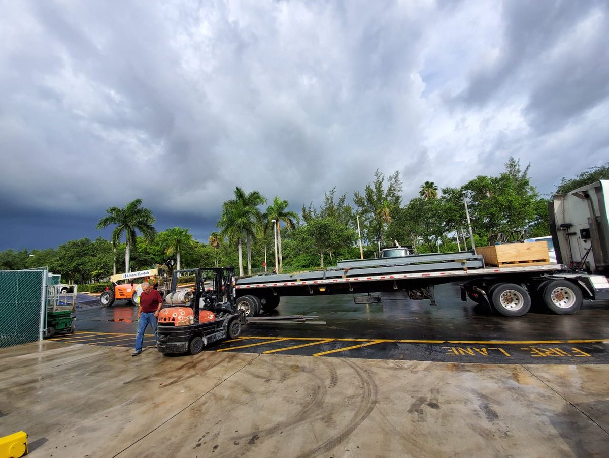 UMI_stone's tweet photo. We have some exciting updates happening at our Boynton Beach location. A new overhead crane is being installed into the expansion space and additional 13,000 sq. ft. of storage space for material. We can't wait to fill this space with unique and exotic stones! https://t.co/U2iH8iNKvP