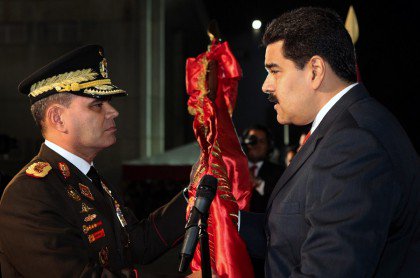 PrensaFANB's tweet photo. 🇻🇪📰|| En digno reconocimiento del brillo, talante, inteligencia, liderazgo militar, firmeza y lealtad al frente del MPPDefensa, CJ @NicolasMaduro ratifica como titular de la cartera castrense al General en Jefe @vladimirpadrino. ¡Leales siempre! ¡Traidores nunca!... https://t.co/i0AGl5SwVb