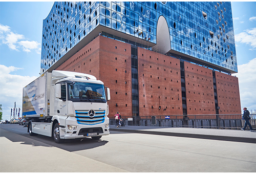 EMobilserver's tweet photo. Nagel-Group fährt jetzt in Hamburg elektrisch – gesamte Mercedes-Benz eActros „Innovationsflotte“ im Praxiseinsatz https://t.co/nE9BKhMz47