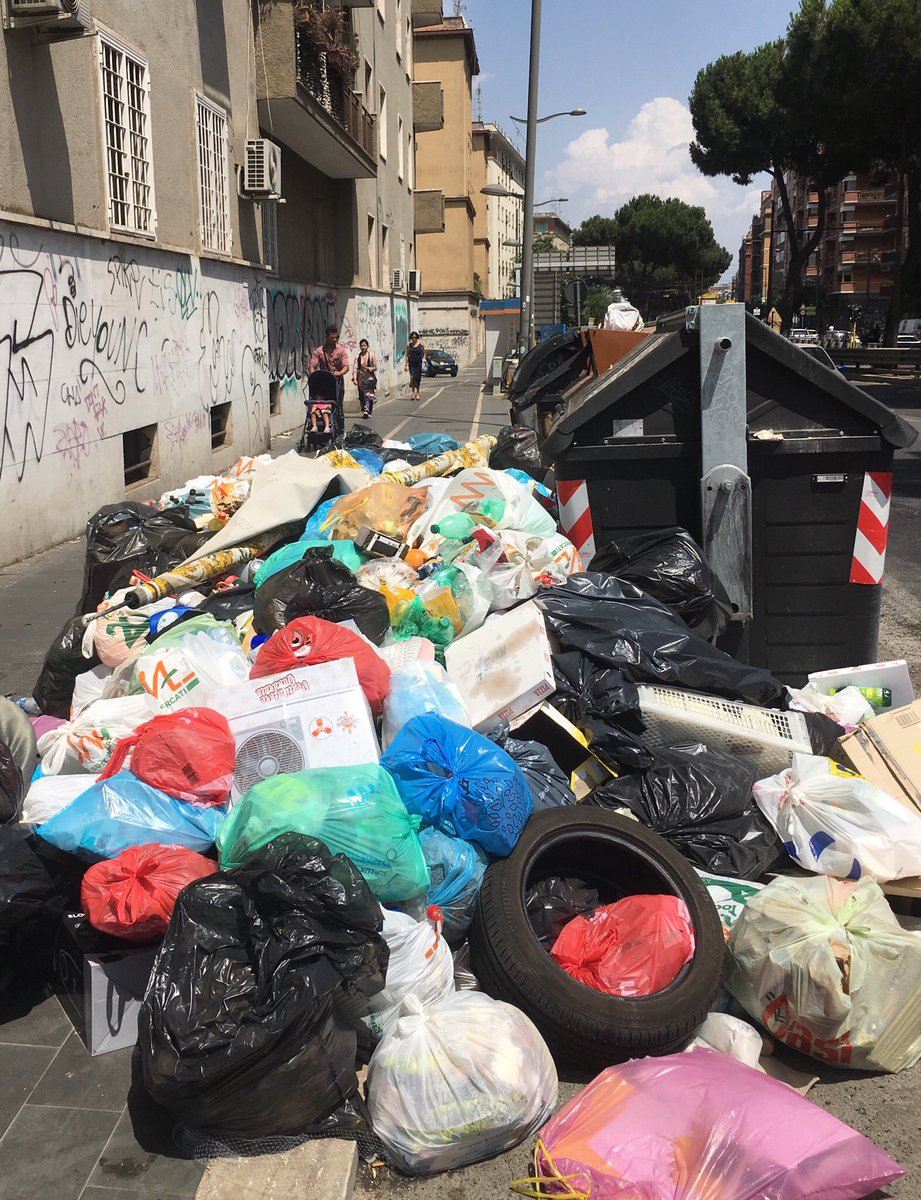 gloquenzi's tweet photo. Qui via Prenestina: così da 20 giorni. C’è stato anche un incendio i pompieri hanno dato un’annaffiata e sono andati via. Tutto è rimasto così. @Lavoratori_Ama @romafaschifo https://t.co/HXZLFMynes