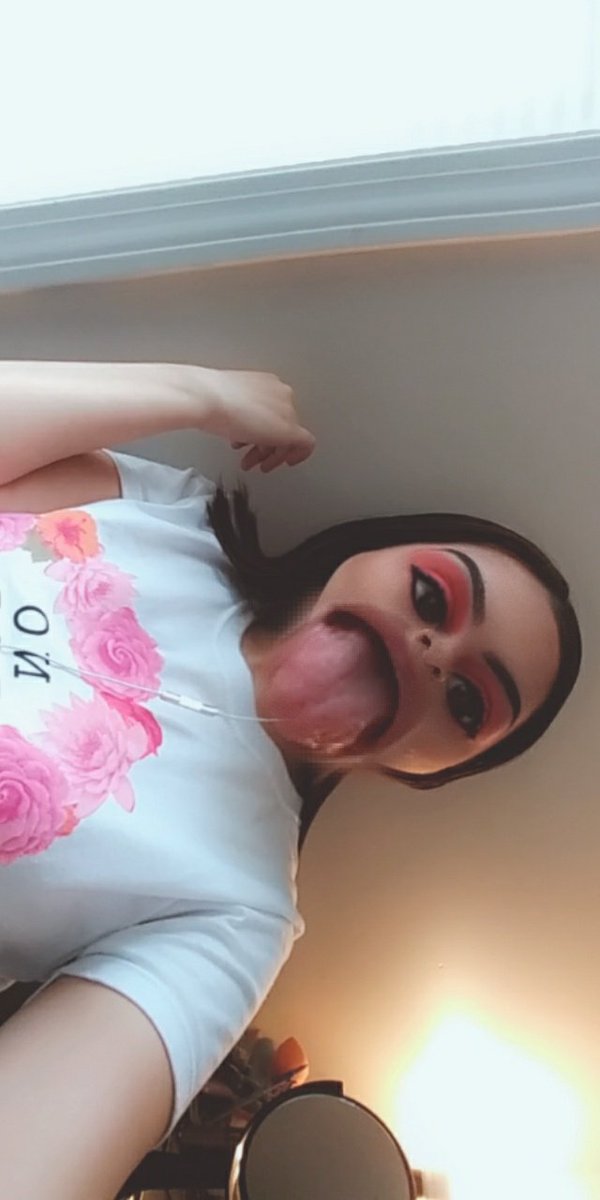 ColladoMariah's tweet photo. I had a party Saturday and I did this red with blue eyeliner look 😋 
I tested out the new @MakeupRVLTN bronzer again and turns out I really do love it 😅😍 https://t.co/o2AZFMNL8w