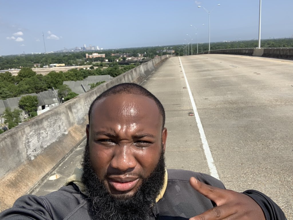 CoachJOsHWagner's tweet photo. Woodland bridge run#ynot #give1%aday #MondayMorning @BatmanJolla https://t.co/DfuCqMv7MH