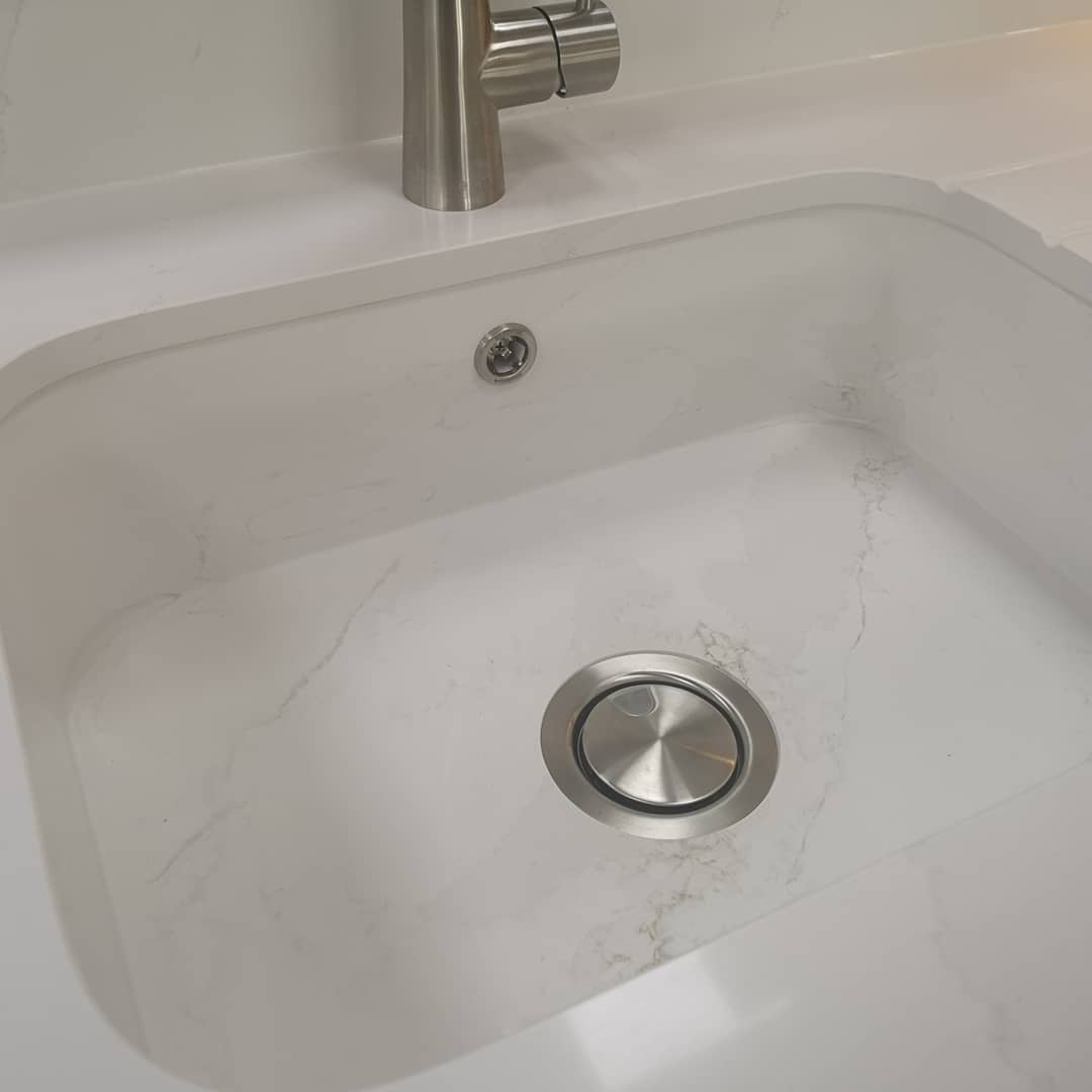 ItaliaStone's tweet photo. Silestone Calacatta Gold worktops with matching Integrity sink. Italia Stone fit these sinks undermount like we did for this customer or flush with the worktop for a seamless look
. 
.
.
. 
 #worktops #quartz #marble #sikestone #modern #kitchendesign #kitcheninspo #makeovermonday https://t.co/oM0oJXUAQT