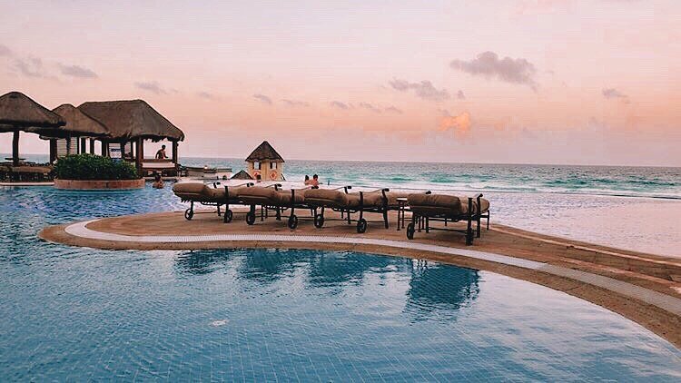 Beautiful sunsets in paradise. 
Thanks to @/hieuy27 for sharing this picture with us. 
We love to see your pictures, don’t forget to tag or mention @jwcancun and use the hashtag #JWCancun and #JWMarriottCancun 
-
#MarriottHolidays #ShareYourStory #JW #Sunset #Cancun #Hotel