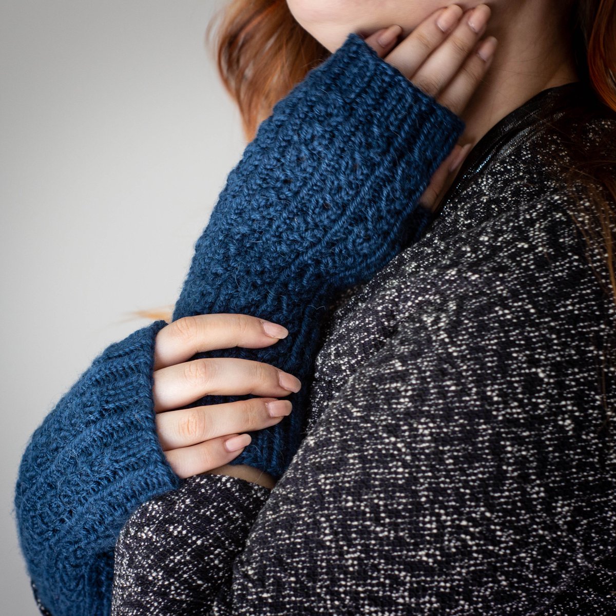 Dazzle &amp; delight in these elegant handwarmers, with faux-cables that perfectly highlight a beautiful, luxury-blend yarn. The #knitted pattern for this month’s #KnitCrate Membership is Ringleader by <a href="/bellepoint/">Hannah Thiessen</a> 🎪 (Seen here in Knitologie Glowing Worsted #yarn in Pachyderm 🐘)