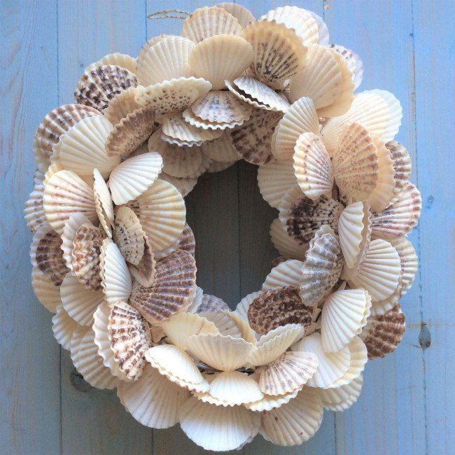 thecontemphome's tweet photo. The sun is shining and we're craving some sea and sand ☀️🏖 Our shell decorative wreath will bring a splash of the seaside to your interiors 🐚 #HeatWave #HumpDay 
https://t.co/zveKmK7jum https://t.co/wsPoymuLV6