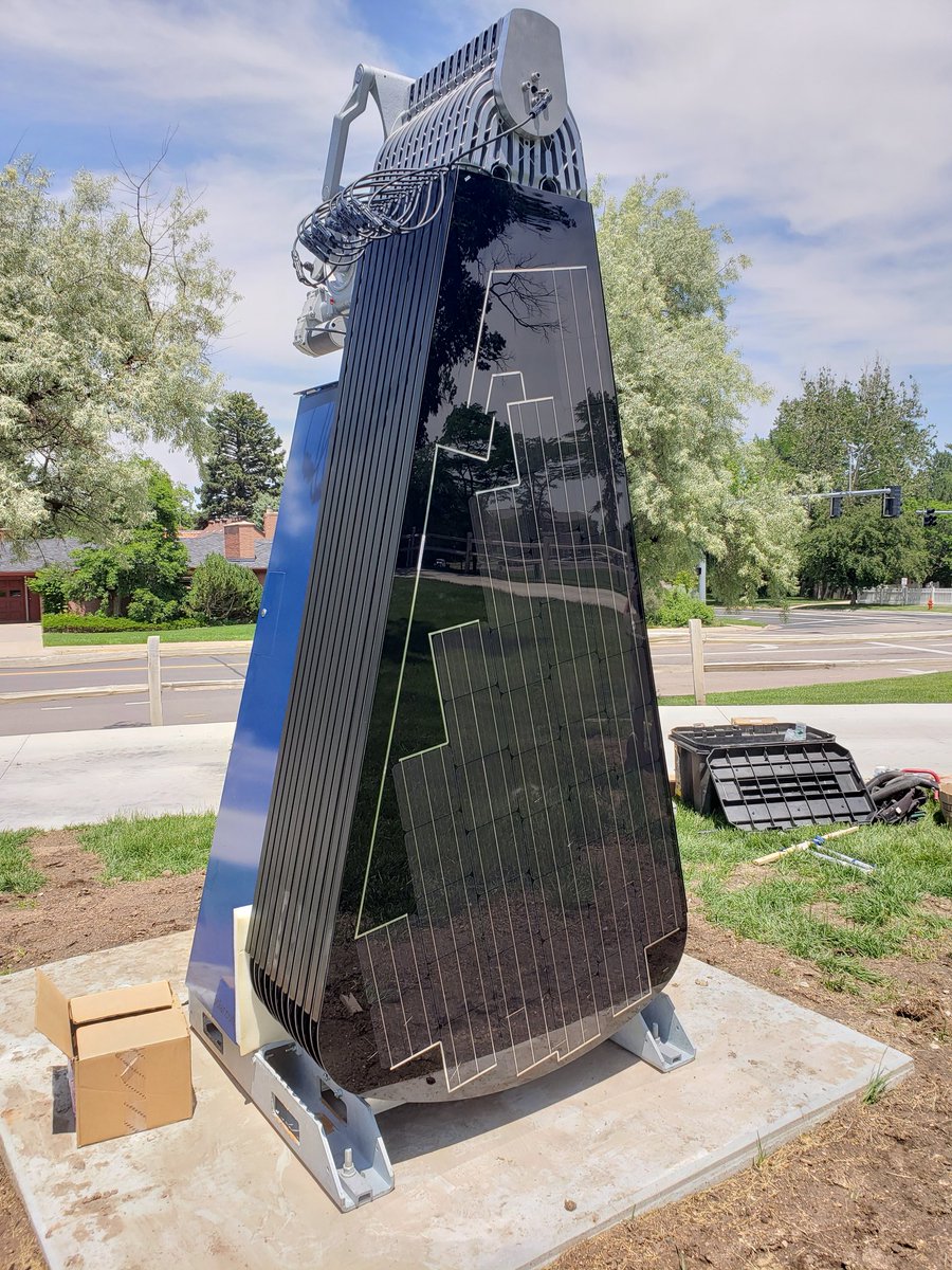 UNC_Colorado's tweet image. Something big is being installed in front of @cesarchavezunco house ... a SOLAR-POWERED FLOWER 🌻🌞! Stay tune for more info on when it's in action! #UNCBears #UNCSustainableBears #greeley #solarenergy #Sustainability @UNCOBears