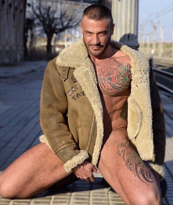 EntreChongos's tweet photo. El Invierno ha llegado al hemisferio sur, y #OscarMarquezXL 🇪🇸 nos sugiere un abrigo para pasar este frío. | Winter has come to southern hemisphere, and #OscarMarquez 🇪🇸 shows us the coat he wears to face cold.
#InviernoMH #Invierno #Frio #Cold https://t.co/gbwPHdB7vg