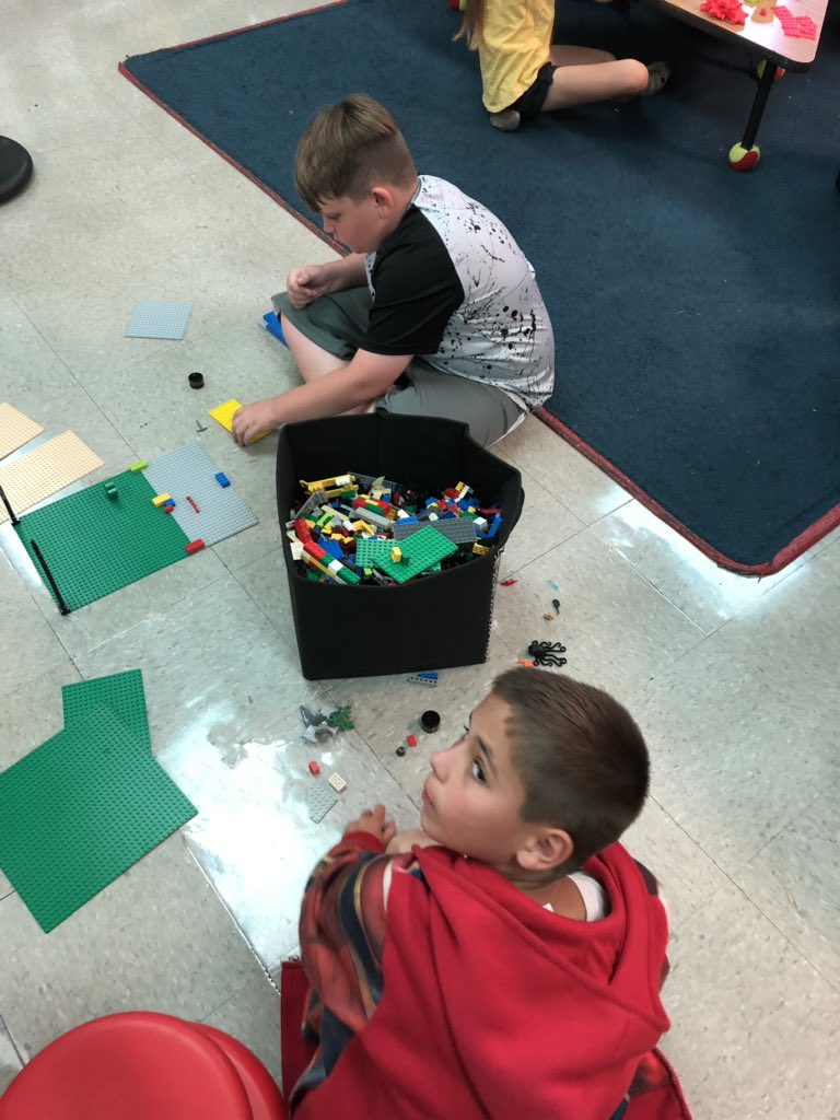 Team_112_Murphy's tweet image. @officialSPS #spsexplore even though we are in a tech class, it’s fun to do non-tech things for our first indoor recess of the summer! @whitney_stapp @h_parsley @McBrideMtnLions