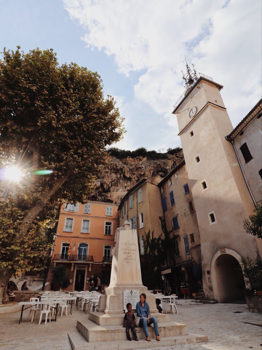 JulieVndl's tweet image. #Cotignac dans le #Villageprefere 🔆
🖤 sunwhere.fr/2018/08/cotign…