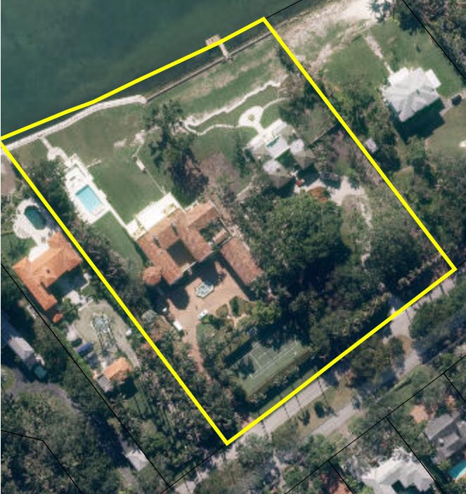 OurRev305's tweet photo. Fun fact: In Miami, Joe Biden stays in this 15 bedroom 25K square foot waterfront mansion that Zillow values at $42 million. The owner was the Chair of Total Bank. She also owns a multi-million dollar residence in DC. #DebateNight #DebateInMiami #ArshtCenter https://t.co/5CqQAEXfNu