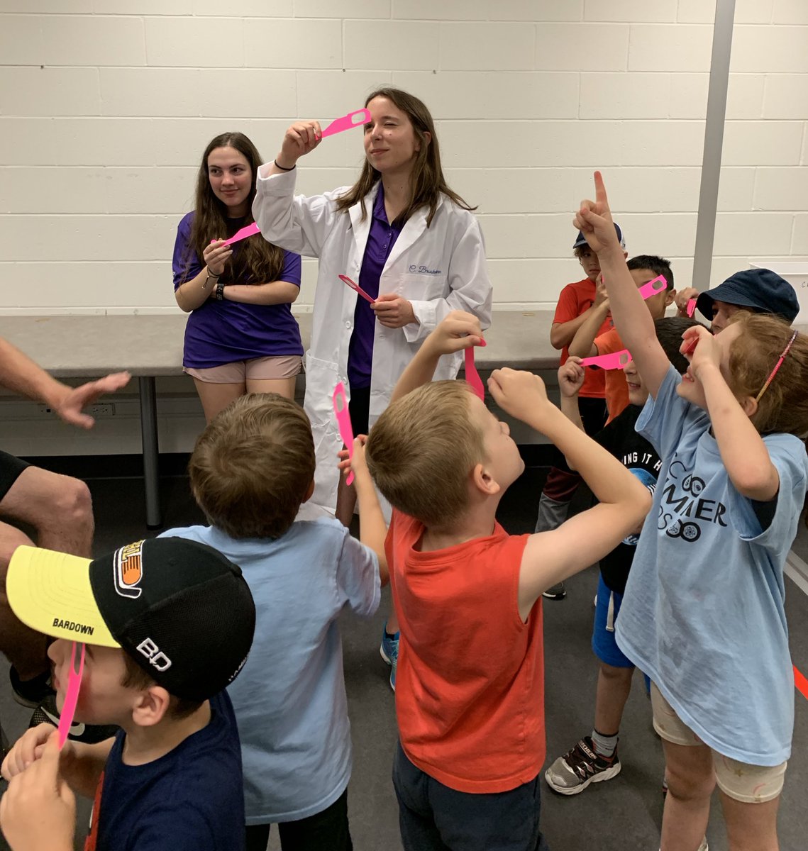 eotaguro's tweet photo. Our counsellor Camille is in her element this week at #HSCSummerCamps running the #MadAboutScience Camp. Today’s topic was light and the kids had a blast with some of her cool experiments. @HillStrath #ScienceRules https://t.co/w1Qg6qnCNL
